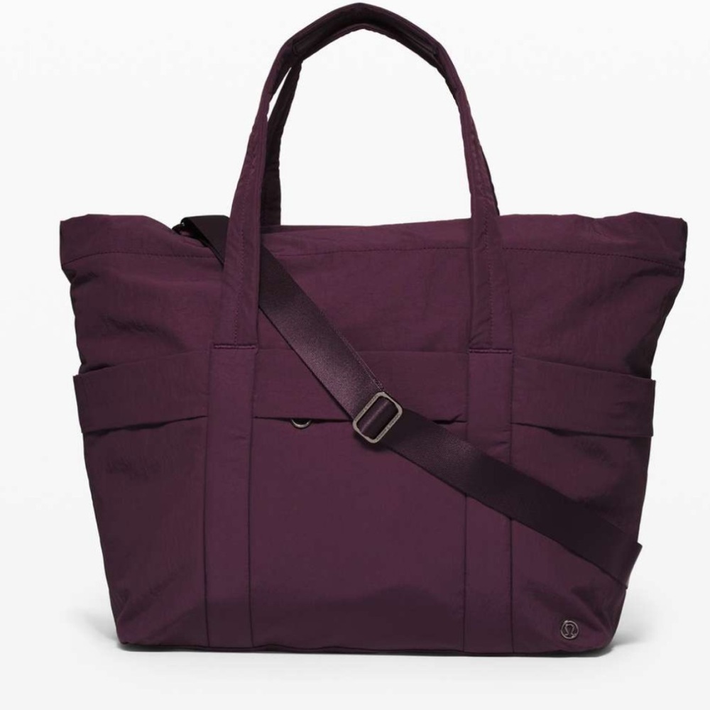 Lululemon hard to find On My Level Duffel *30L black cherry